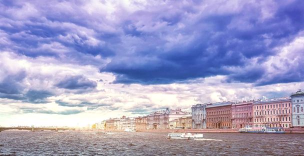 Впечатляющий панорамный вид на обычную темную воду реки Невы при грозе в Санкт-Петербурге летом с красивыми солнечными буями
 - Фото, изображение