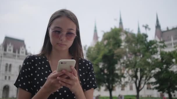 Mädchen mit Zelle in der Nähe des ungarischen Parlaments in Budapest - Filmmaterial, Video