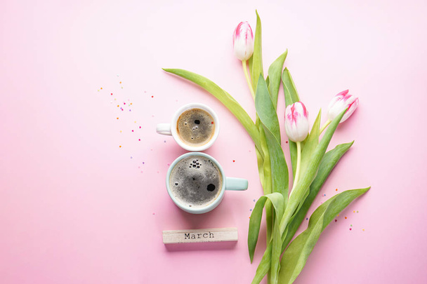 Café du matin, fleurs de tulipes printanières sur fond rose pastel. Journée de la femme le 8 mars concept. Pose plate
. - Photo, image