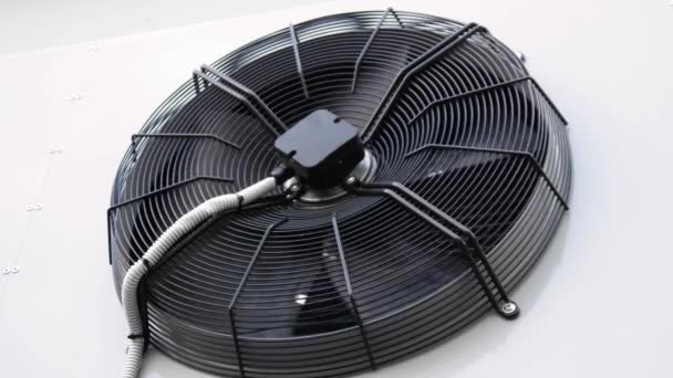 Průmyslový ventilátor na chladicím systému - Záběry, video