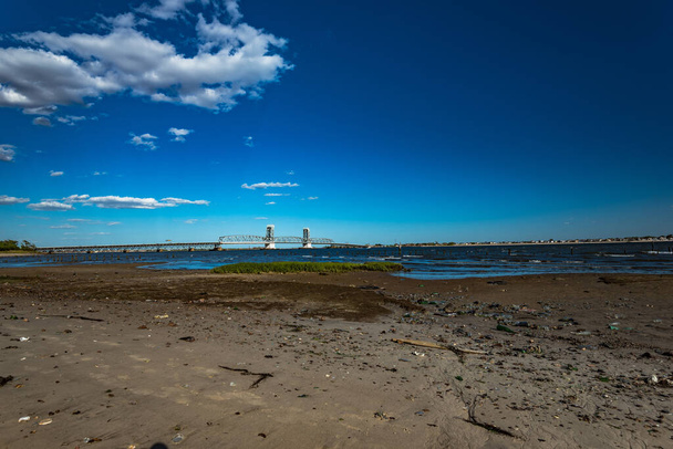 Вид на морской парк, мемориальный мост Джил Ходжес от тропы Миллстоуна в сторону залива Мертвая лошадь у острова Баррен и поля Флойда Беннетта
 - Фото, изображение