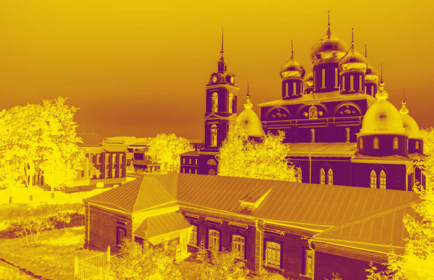 Vista soleggiata vbrant della classica chiesa ortodossa russa sotto il cielo blu
 - Foto, immagini