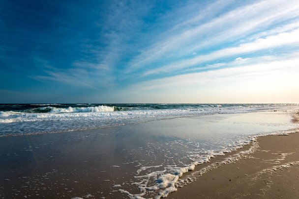 無人ビーチでの海の波 - 写真・画像