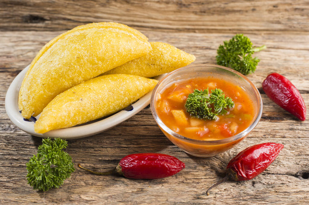 Empanadas à la sauce piquante, cuisine traditionnelle colombienne
 - Photo, image