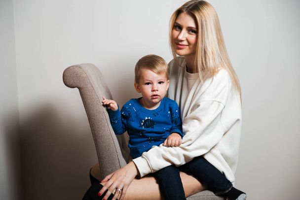 Blondýny dlouhé vlasy horké půvab matka hrát se svým dítětem chlapec doma utrácet kvalitní rodinné hodnoty čas - Fotografie, Obrázek