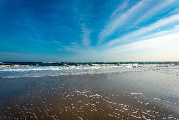 Ocean waves at a deserted beach - Fotoğraf, Görsel
