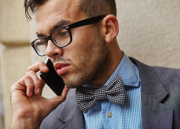 young businessman talking on the phone on the street - Фото, зображення