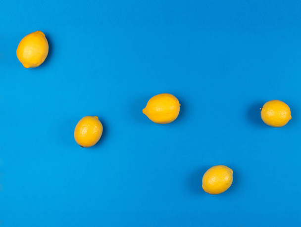 Pop art stijl, Cassiopeia sterrenbeeld van rijpe gele citroenen op heldere blauwe achtergrond  - Foto, afbeelding