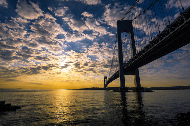 Ponte Verrazano ao pôr do sol
 - Foto, Imagem
