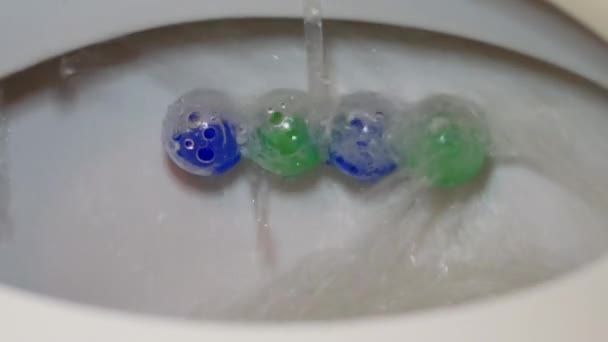 Il detergente rinfrescante significa per pulirsi di bocce per gabinetto. Vasca WC acqua di lavaggio in bagno da vicino
. - Filmati, video