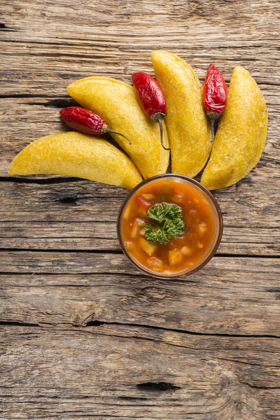 Еманада з гарячим соусом, традиційна колумбійська їжа. - Фото, зображення