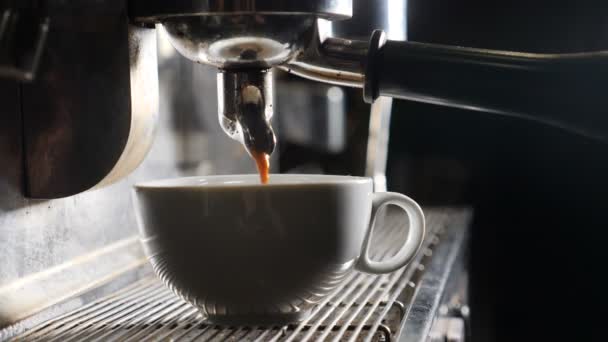 バリスタバーでコーヒーを淹れる。コーヒーマシンでエスプレッソの準備。白い蒸気が立ち上がる。スローモーションビデオ。コーヒーマシンはカフェでエスプレッソを作る。新鮮なコーヒーが流れる。焙煎酒 - 映像、動画