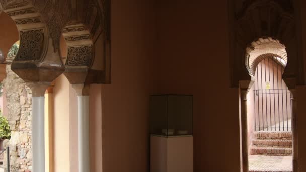 Turyści odwiedzają starożytne łuki w muzułmańskim pałacu Nasrid, Alcazaba, Malaga, Hiszpania - Materiał filmowy, wideo