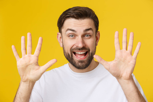 Γεια σας. Πορτρέτο του χαρούμενου φιλικού καστανόξανθου άνδρα με μικρή γενειάδα σε λευκό πουκάμισο κουνώντας το χέρι στην κάμερα, φιλόξενο με χαμόγελο toothy. - Φωτογραφία, εικόνα
