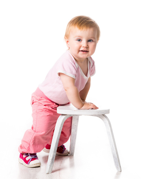 baby with small chair - Foto, afbeelding