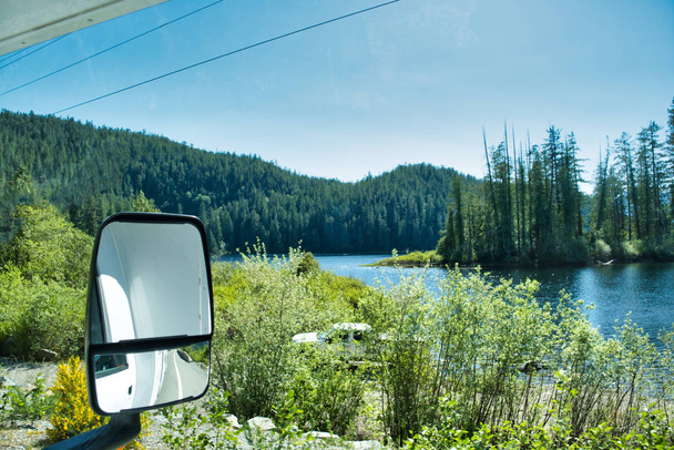 Scenic bosweg tijdens een bruisende zomerdag. Gemaakt van camper, Ucluelet en Tofino, Vancouver Island, BC, Canada - Foto, afbeelding