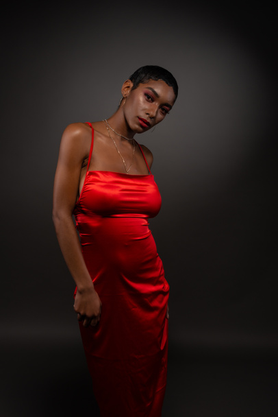 Delgado joven afroamericana mujer en un vestido rojo apretado
 - Foto, imagen