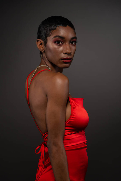 Karcsú fiatal afro-amerikai nő szűk piros ruhában - Fotó, kép