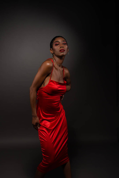 Delgado joven afroamericana mujer en un vestido rojo apretado
 - Foto, imagen