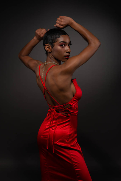 Sottile giovane donna afroamericana in un abito rosso stretto
 - Foto, immagini