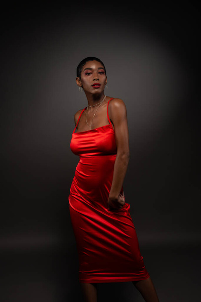 Dar kırmızı elbiseli, zayıf, Afro-Amerikan kadın. - Fotoğraf, Görsel