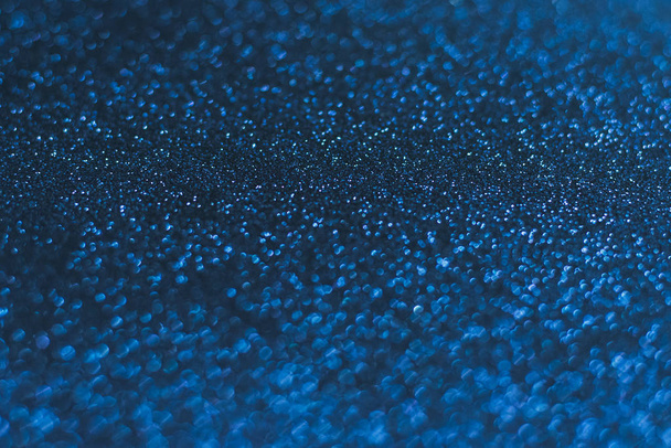 Blauer glänzender Hintergrund mit Funkeln. Abstrakter Urlaubshintergrund - Foto, Bild
