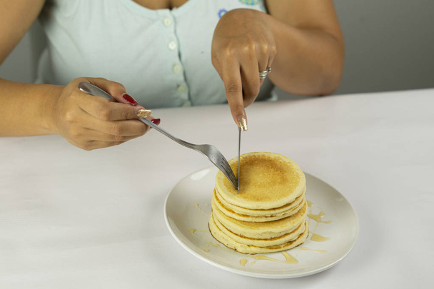 Pancakes with honey to enjoy - Fotografie, Obrázek