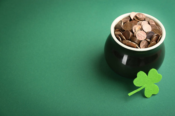 Pot of gold coins and clover on green background, space for text. St. Patrick's Day celebration - Foto, Bild