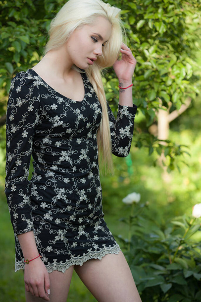 Portrait of beautiful young girl in summer garden. - Fotografie, Obrázek