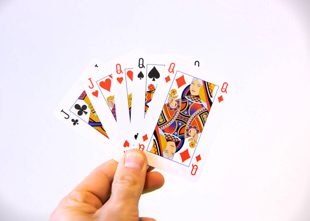 Ruka drží flush Jack a královna karty pokeru na bílém pozadí. - Fotografie, Obrázek