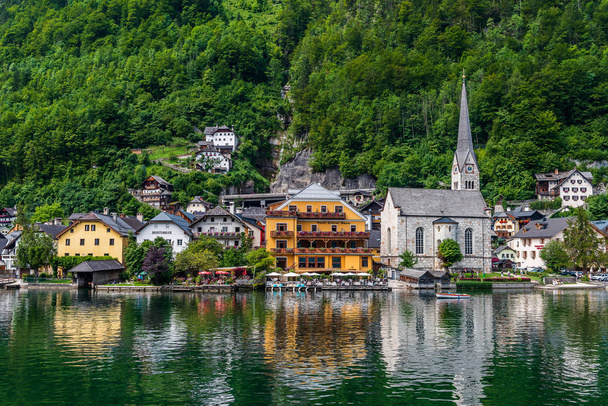 Старе місто Хальштат на озері - одному з об "єктів всесвітньої спадщини Унеско в Австрії. - Фото, зображення
