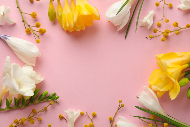Keret készült tavaszi virágok rózsaszín háttér, lapos laikus. A szöveg helye - Fotó, kép