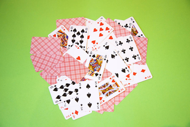 Random póker kártyák a zöld háttér. - Fotó, kép