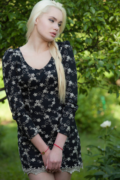 Portrait of beautiful young girl in summer garden. - Foto, Bild