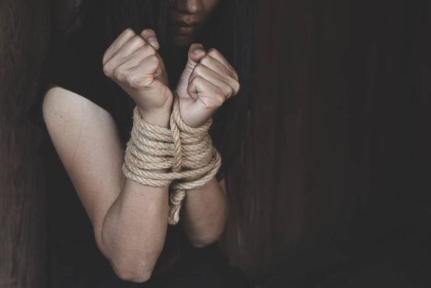 İnsan kaçakçılığı mağduru kadınlar, kadınlara yönelik şiddeti durdurun. Şiddet ve suistimal konsepti. Uluslararası Kadınlar Günü. - Fotoğraf, Görsel