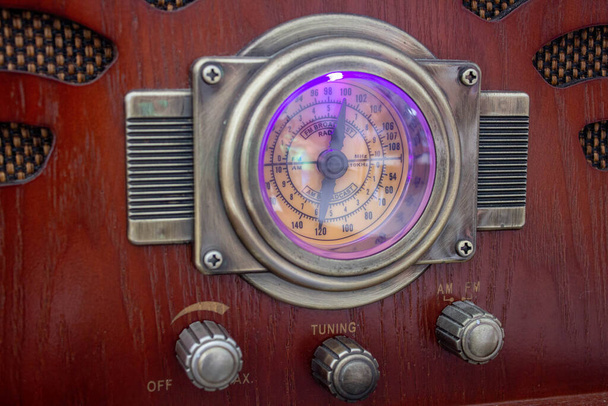 Egy régi divat rádió, egy mérőműszer mutatja az aktuális frekvencia és gombok, hogy ellenőrizzék a rendszer - Fotó, kép