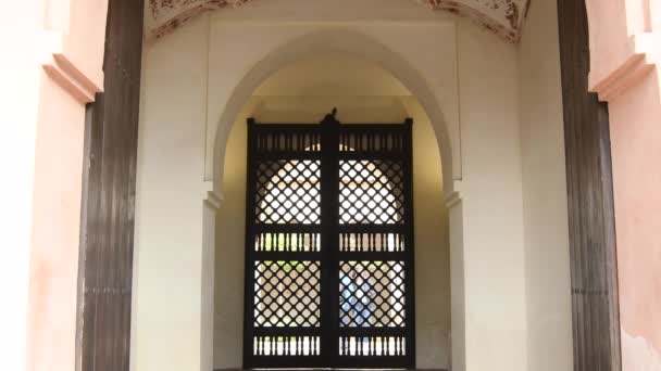 Porta nasrida antiga com treliça no palácio muçulmano da Alcazaba, Málaga, Espanha
 - Filmagem, Vídeo