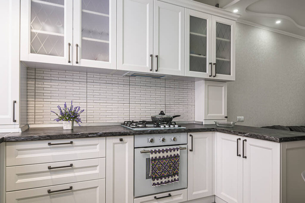 современный белый интерьер кухни - Фото, изображение