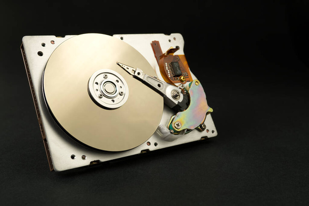 Pevný disk Hdd, pevný disk, pevný disk nebo pevný disk je elektromechanické paměťové zařízení, které používá magnetické úložiště k ukládání a načítání digitálních dat pomocí jednoho nebo více pevných disků. - Fotografie, Obrázek