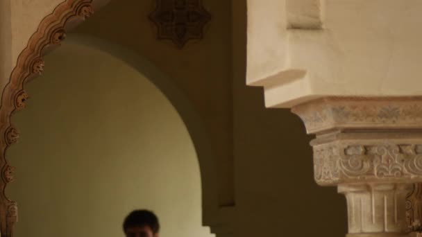 Λεπτομέρεια της στήλης τόξου Nasrid και του επιθέματος στην Alcazaba, Μάλαγα, Ισπανία - Πλάνα, βίντεο