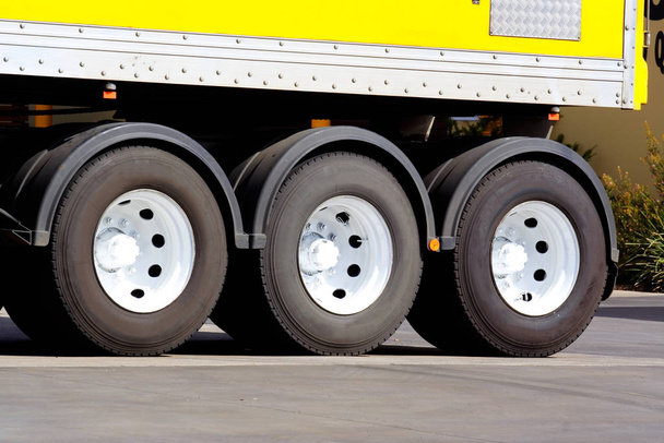 Articulated truck wheels from yellow semi trailer - Valokuva, kuva