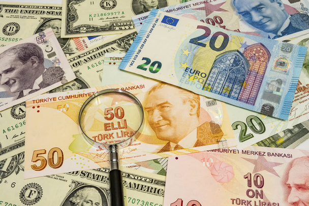 közeli amerikai dollár, török líra és eurobankjegyek nagyítóval fehér alapon - Fotó, kép