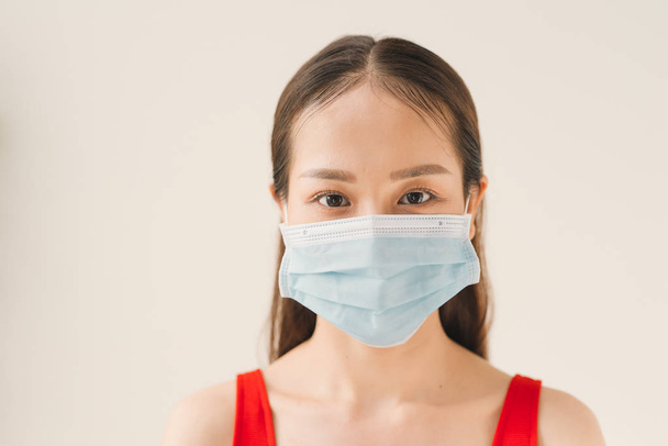 Kobieta nosząca maskę zabezpiecza filtr pm2.5 przed zanieczyszczeniami, antysmogiem i wirusami. Zanieczyszczenie powietrza, koncepcja środowiskowa. - Zdjęcie, obraz