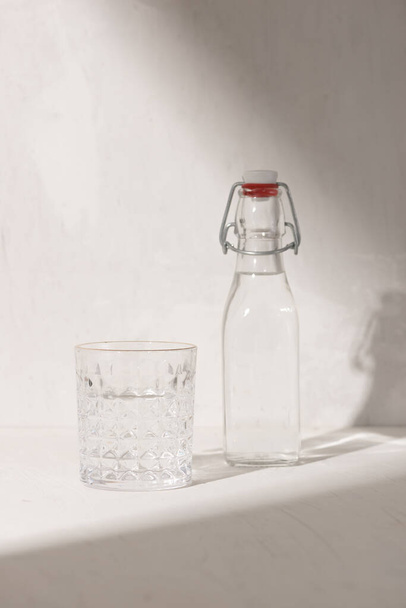 Garrafa de vidro de água com copo de bebida
 - Foto, Imagem