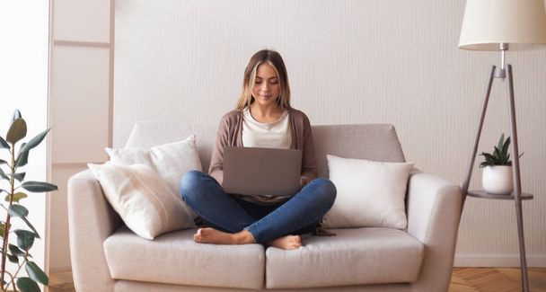 jonge vrouw chatten met vriend op laptop thuis - Foto, afbeelding