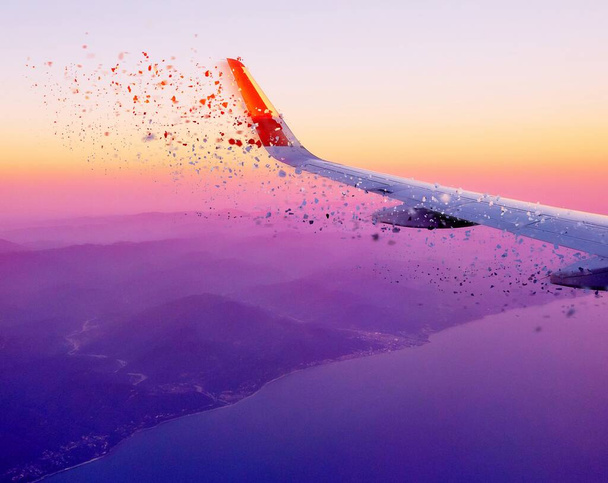 Розчинення яскравої текстури заходу сонця неба і хмар з вікна польоту літака
  - Фото, зображення