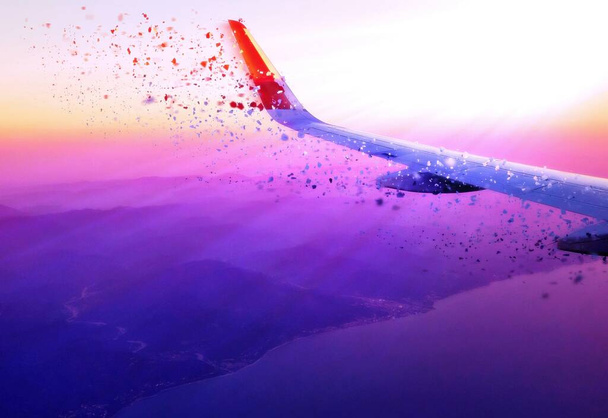 Розчинення яскравої текстури заходу сонця неба і хмар з вікна польоту літака
  - Фото, зображення