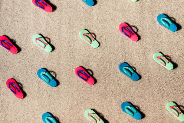 Vzor pláže barevné sandály nebo tanga na písečné pláži - Fotografie, Obrázek