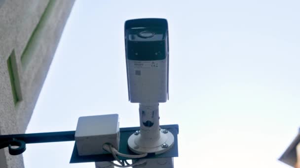 4k closeup video of surveillance video camera monitoring safety on city street - Záběry, video