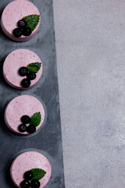 raw foodism blueberry cakes for vegans - Zdjęcie, obraz